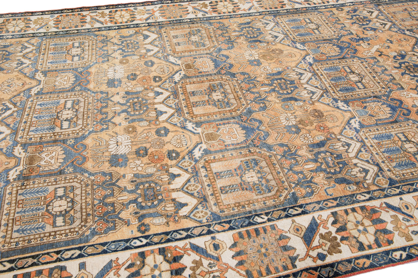 Luxurious Bakhtiari Wool Rug - 7'1'' x 13'3'