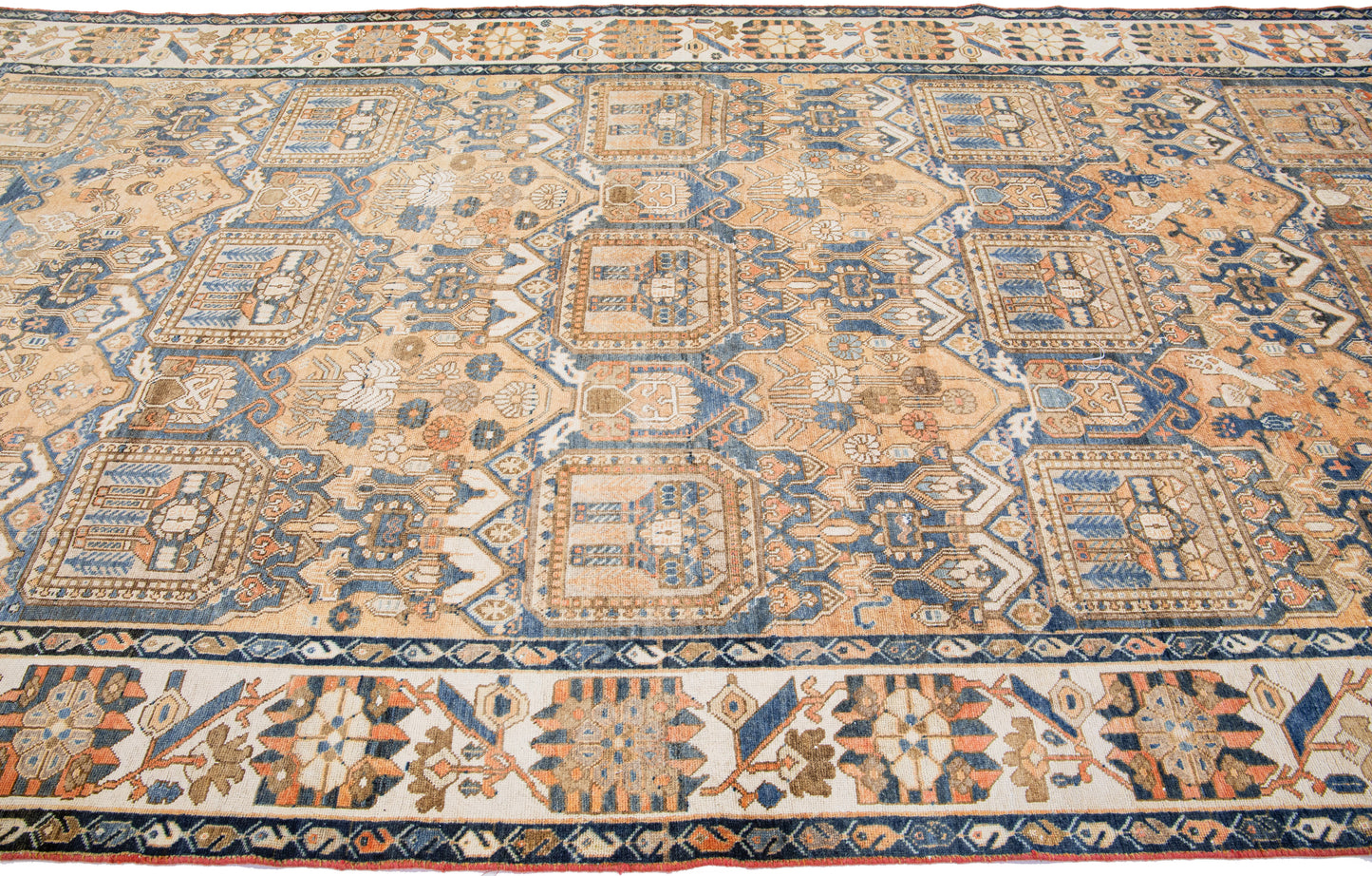 Luxurious Bakhtiari Wool Rug - 7'1'' x 13'3'